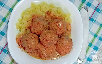 Горячие свино-говяжьи котлеты выложите на порционную тарелку, добавьте картофельное пюре. Блюдо подавайте с овощами, салатами, свежей зеленью, маринадами или соленьями.