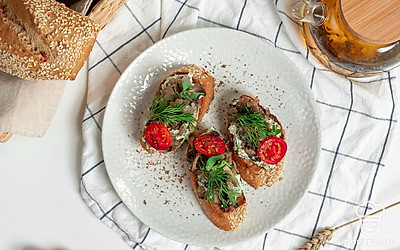 Подавайте бутерброды с авокадо и творожным сыром к завтраку.