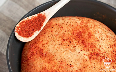 Подготовьте тесто. В миску засыпьте просеянную муку, соль, сахар и дрожжи, тщательно перемешайте. В готовую смесь влейте воду и подсолнечное масло, засыпьте молотый перец чили. После этого замесите плотное тесто. Миску смажьте растительным маслом, уложите в нее тесто и оставьте под пищевой пленкой на 1 час.