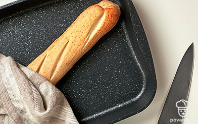 Испеките хлеб. Готовое тесто выложите на рабочую поверхность, обомните несколько раз. После этого сформируйте из него багет. Сделайте на поверхности теста неглубокие надрезы ножом. На противень постелите бумагу для выпечки, смажьте ее растительным маслом и выложите хлеб. Накройте его полотенцем и оставьте на 15-20 минут. Затем поместите багет в духовку на 30-35 минут.