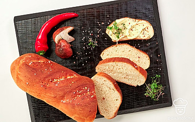 Ароматный багет с молотым перцем чили подавайте после того, как он остынет. Используйте его в качестве закуски к основным блюдам, супам или салатам.