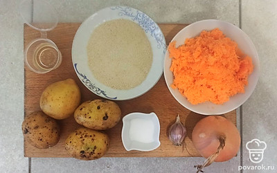 Подготовим ингредиенты, морковь натрем на терке. 