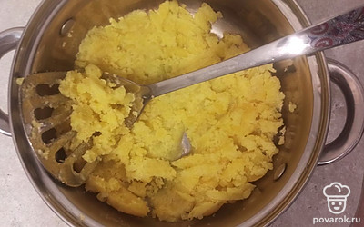 Картошку почистим, зальем водой и отварим, сделаем пюре. 