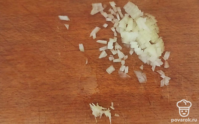 Лук и чеснок очистим. Лук мелко нарежем, чеснок натрем на мелкой терке. 