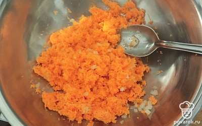 Смешаем морковь, лук и чеснок.