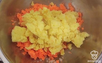 К моркови добавляем картофельное пюре, солим и перемешиваем.