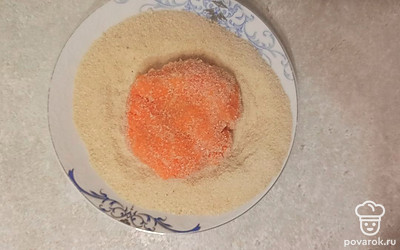 Формируем котлеты и обваливаем в сухарях. 