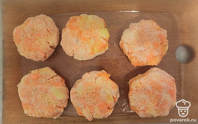 Противень смазываем растительным маслом. Выкладывем котлеты. Ставим противень в разогретую духовку до 180 градусов на 40 минут. 