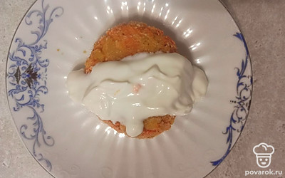 Подавайте готовые котлеты со сметаной. 