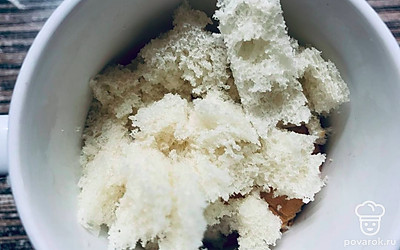 Возьмите несколько кусочков батона, отрежьте корочку и порвите на небольшие кусочки. Залейте сливками, перемешайте и оставьте на 5 минут.