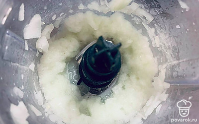 Возьмите репчатый лук, очистите от кожуры и положите в блендер. Перебейте до состояния пюре. 