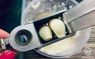 Добавьте туда чеснок и мякиш хлеба, перебейте блендером до однородности