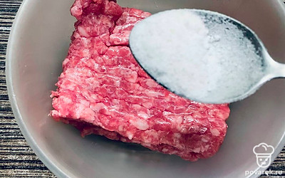 Переложите фарш в миску, посолите.