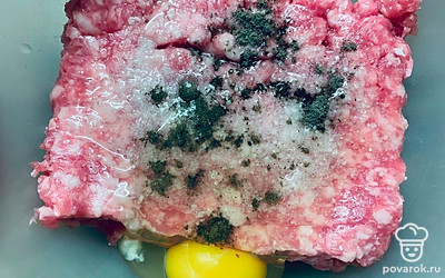 Добавьте черный перец, яйцо. Перемешайте.