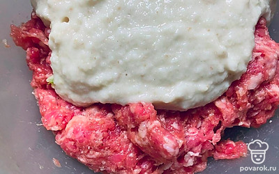 Добавьте к фаршу лук и хлеб. Руками перемешайте до однородности.