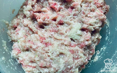 Дайте фаршу постоять 10 минут в холодильнике.