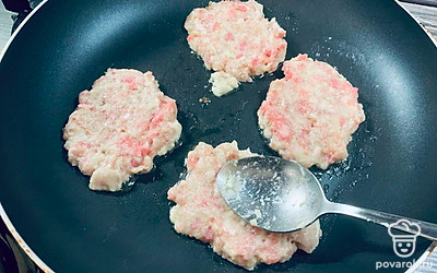 На разогретую сковороду с растительным маслом ложкой выкладывайте фарш, формируя котлеты. Обжаривайте с каждой стороны до готовности и золотистой корочки.