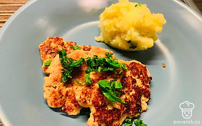 Подавайте, посыпав свежей зеленью, с шариком картофельного пюре. Приятного аппетита!