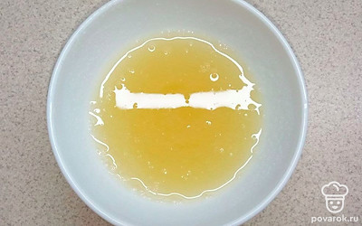 Всыпьте желатин в небольшую керамическую чашку и залейте 4 ст.л. воды, Оставьте на 10-15 минут. За это время желатин напитается водой и его легко можно будет растопить в микроволновке.