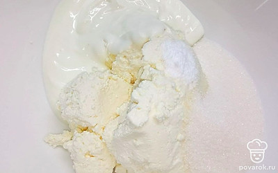 В чашу блендера положите творог, ванилин, сахар и сметану. Выбирайте кремовый или пастообразный творог для этого десерта или протрите обычный через металлическое сито, чтобы сделать его однородным.