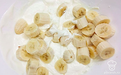 2 банана очистите от кожуры, нарежьте небольшими кружочками и также отправьте в чашу блендера. Пробейте массу до однородного состояния. Затем добавьте к этой массе растопленный и слегка охлажденный желатин.