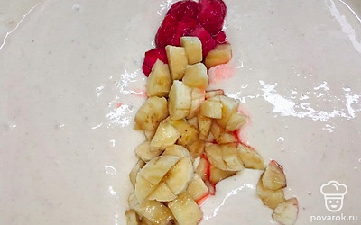 Оставьте часть бананов и клубники для украшения, а остальные нарежьте небольшими кубиками. Добавьте их к творожной массе и перемешайте.