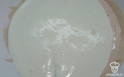 Сметану или сливки взбейте до пышной устойчивой массы и также добавьте к творогу с фруктами. Важно не перебить сметану или сливки, чтобы не начала отделяться сыворотка.