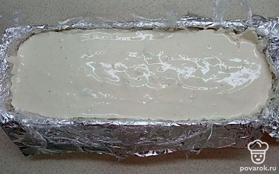 Возьмите форму, подходящую по размеру и выстелите ее пищевой пленкой. Уложите на дно формы кружочки бананов и клубнику, а затем аккуратно распределите творожную массу. Накройте пищевой пленкой сверху и поставьте в холодильник для охлаждения и застывания на 120 минут.