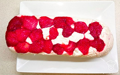 Подавайте клубничный террин с бананами и творогом в качестве легкого освежающего десерта.