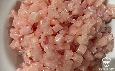 Куриное филе нарезаем на мелкие кубики.