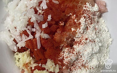 Смешиваем муку, курицу, яйцо, лук, соль, паприку, чеснок, майонез.
