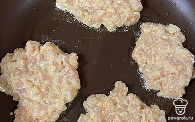 Выкладываем котлеты на разогретую сковороду с растительным маслом и обжариваем с двух сторон до золотистой корочки.