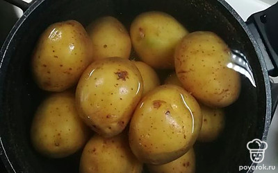 Отварить картофель в мундире. 
