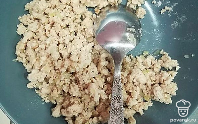 Из мяса сделать фарш и обжарить до готовности. 