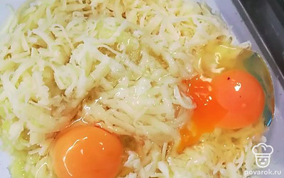 Остудить, почистить, растолочь или перемолоть в блендере картошку. Смешать с яйцами, сыром, мукой и солью. 