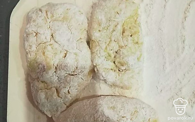 Лепим кружок на доске. В него кладем начинку из мяса и скрепляем кончики, обваливаем в муке. 