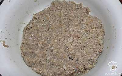 Рыбу, лук очистите и пропустите через мясорубку. Добавьте кусочек хлеба Перемешайте. 