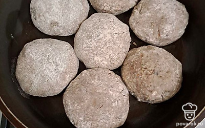 Формируем котлеты и отправляем на сковороду.