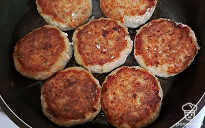 Как поджарится, переворачиваем на другую сторону и жарим до готовности. Котлеты готовы. Можно подавать к столу.