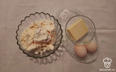 Подтаявшее масло поместите в емкость. Творог, соду и яйца поместите в отдельные емкости.