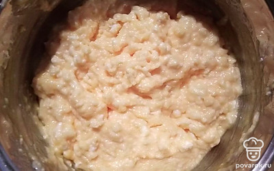 Творог разломайте вилкой или просейте через сито до однородной массы, разбейте яйцо в творог и перемешайте, затем добавьте соду все тщательно перемешать, добавить масло мягкое (можно даже растаявшее) и вновь все перемешать до однородности и поместите в кастрюлю.