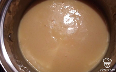 Поставьте кастрюлю на средний огонь и плавьте постоянно помешивая. Масса начинает плавиться прямо на глазах, очень важно помешивать не останавливаясь, плавьте массу до растворения всех комочков. Вылейте сыр в емкость с крышкой и поместите остыть в холодильнике.