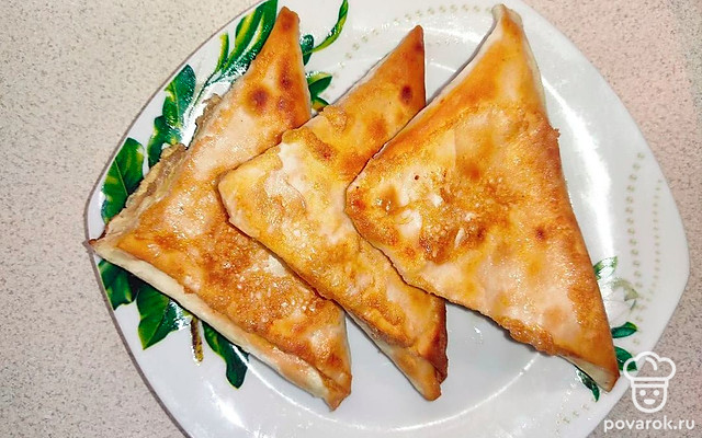 Аппетитная колбаса с сыром в лаваше — Рецепт с фото