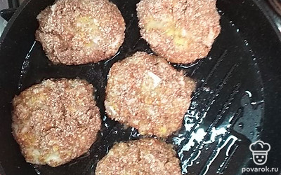 Мокрыми руками формировать котлетки, обмакивать в панировочные сухари и выкладывать для жарки на сковороду с растительным маслом. 