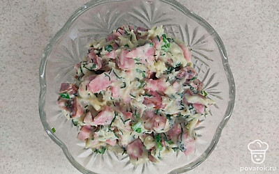 Накромсайте колбасу на маленькие квадратики. Измельчите сыр на мелкой терке. Зеленый лук порежьте на маленькие кусочки. Смешайте все ингредиенты, а потом добавьте сметаны, слегка посолите и добавьте небольшое количество темного молотого перца. Размешайте ингредиенты и снова добавьте немного темного перца и сметану, затем в тару разбейте 2 яйца. Добавьте 1 ст.л. воды, щепотку соли и молотого перца, а затем взбейте смесь до однородной массы.