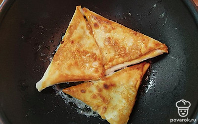 Треугольники окуните в массу из яиц и расположите на нагретую, смазанную растительным маслом сковороду. Обжарьте лаваши на среднем огне, с двух сторон до золотистой цвета.