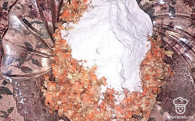 Ввести рисовую муку и перемешать.
 