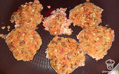 На сковороду налить оливковое масло, сформировать котлетки и выпекать по 5 минут с каждой стороны.