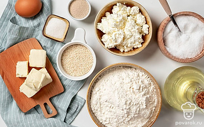 Сливочное масло растопите в микроволновой печи в течение нескольких коротких включений. В миску просейте муку, добавьте к ней соль и перемешайте. Подогрейте воду до 40 градусов, то есть чуть выше температуры тела. Разогрейте духовку до 180 градусов.