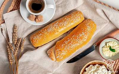 Багет перед подачей остудите на решетке, не накрывая полотенцем. Иначе румяная корочка, получившаяся во время выпекания, размякнет. Подавайте багет к завтраку с чаем или кофе или на обед к супу.